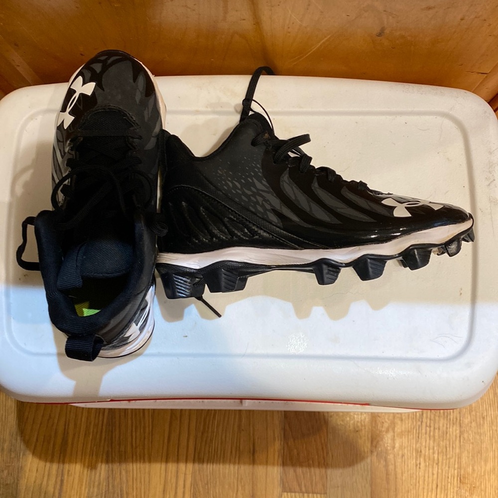 Under Armour Boys' Spotlight Franchise RM Jr. Football Cleats 1.5 Black